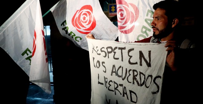 Simpatizantes del partido Fuerza Alternativa Revolucionaria del Común (FARC) protestan en contra de la captura del líder exguerrillero y dirigente de ese partido, Jesús Santrich. EFE