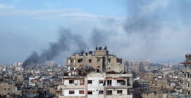 Humo en uno de los edificios en la ciudad de Homs tras un bombardeo. REUTES