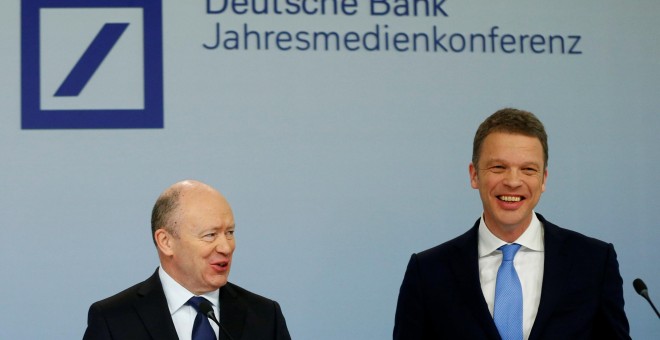 El hasta ahora consejero delegado de Deutsche Bank, John Cryan, junto a su sustituto Christian Sewing, en la rueda de prensa anual de la entidad el pasado febrero. REUTERS/Ralph Orlowski