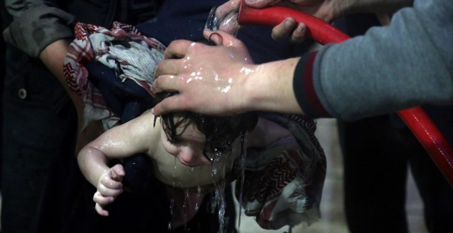 Un niño es lavado en un hospital de Duma tras el ataque con supuestos agentes químicos./REUTERS