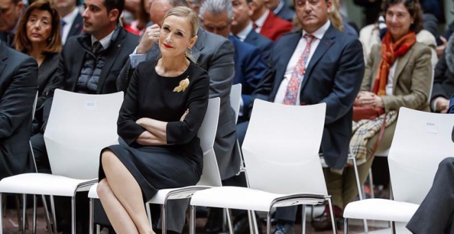 La presidenta de la Comunidad de Madrid, Cristina Cifuentes, al inicio hoy, en la Real Casa de Correos, del acto de entrega del VII Premio 'Verdad, Memoria, Dignidad y Justicia' de la AVT. /EFE