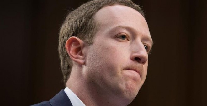 Mark Zuckerberg, testifica ante el Comité Senatorial de Comercio, Ciencia y Transporte y la audiencia conjunta del Comité Judicial del Senado. EFE/Michael Reynolds