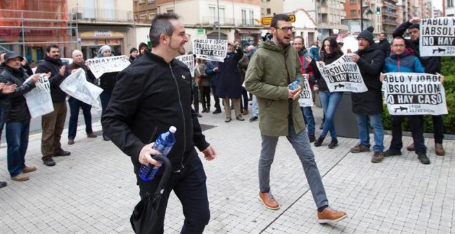 Pablo Alberdi y Jorge Merino, militantes de la CNT, llegan al juzgado de Logroño durante su juicio por los incidentes en la huelga general de noviembre de 2012. -EFE