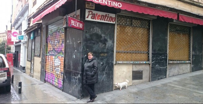 Loli López, ante el bar Palentino. / HENRIQUE MARIÑO