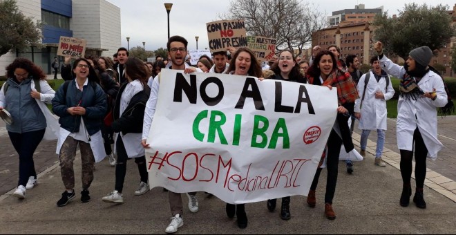 Alumnos de medicina manifestándose