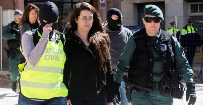 Los agentes de la Guardia Civil trasladan a la activista integrante de los CDR/EFE