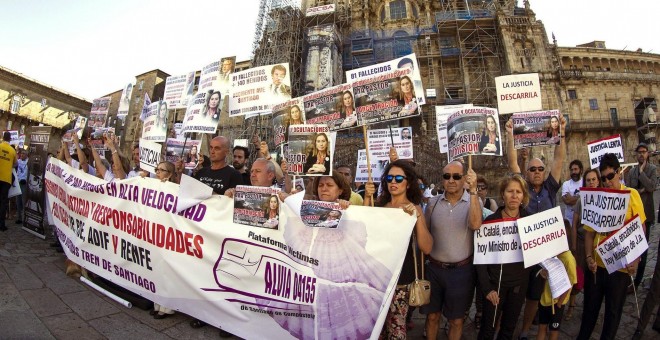 Concentración en la Plaza del Obradoiro, en Santiago de Compostela, de las víctimas del accidente del Alvia. EFE