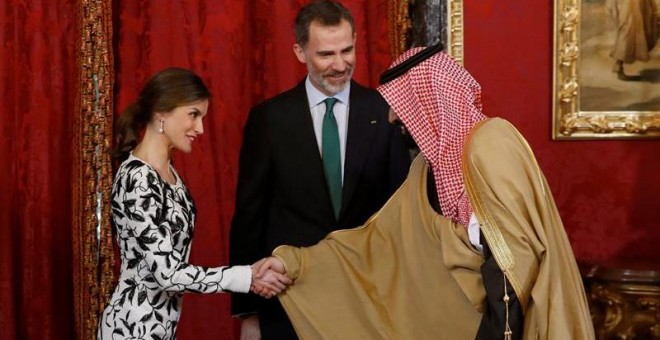 El rey Felipe y la reina Letizia , momentos antes del almuerzo ofrecido en honor del príncipe heredero de Arabia Saudí, Mohamed bin Salmán, hoy en el Palacio Real con motivo de su visita oficial a España. EFE/Emilio Naranjo