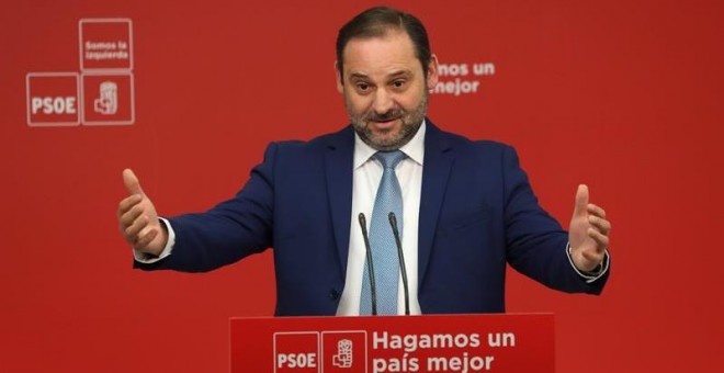 El secretario de Organización del PSOE, José Luis Ábalos, durante a rueda de prensa ofrecida hoy en la sede socialista de la calle Ferraz sobre la actualidad política. EFE/ J.J.Guillen