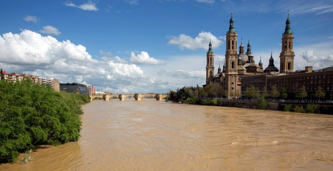 El río Ebro ha comenzado a desbordarse a su paso por Zaragoza. EFE