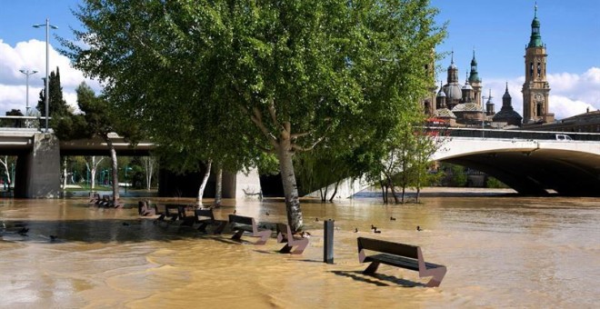 GRAF3220. ZARAGOZA (ESPAÑA), 13/04/2018.- El río Ebro ha comenzado a desbordarse a su paso por Zaragoza. Seis tramos de la cuenca hidrográfica del Ebro se encuentran en alerta por crecidas de los cauces. EFE/Javier Cebollada