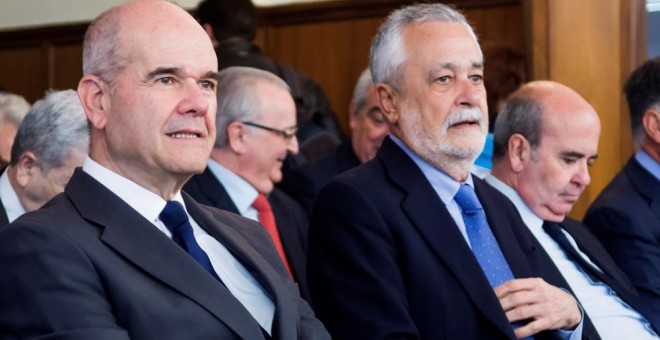 El expresidente del Gobierno andaluz socialista, Antonio Griñán, junto al también expresidente durante 19 años, Manuel Chaves. EFE