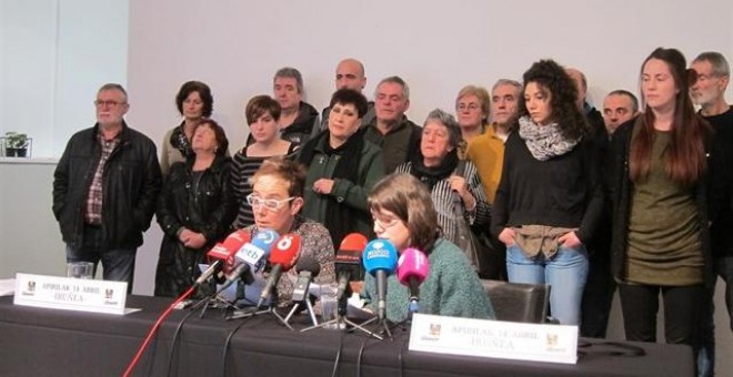 Familiares de los jóvenes de Altsasu en una rueda de prensa.- EUROPA PRESS