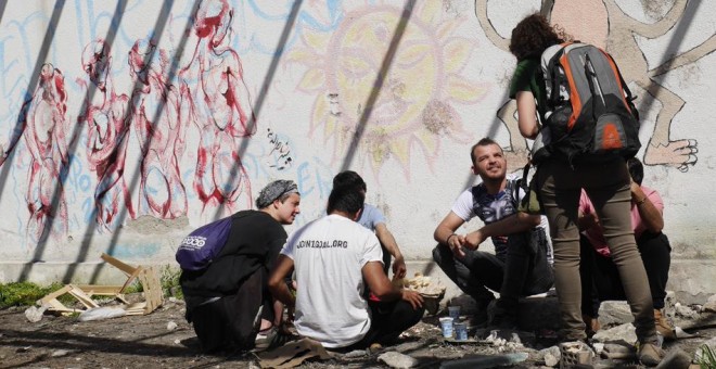 Dos voluntarias de la ONG No Name Kitchen y migrantes en Sid, Serbia. MARÍA IGLESIAS