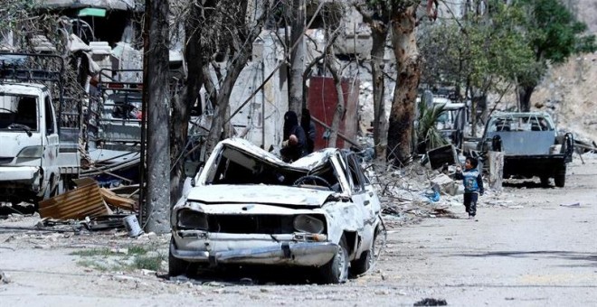 Vista general de una calle en ruinas en Duma, Guta Oriental, cerca de Damasco. - EFE