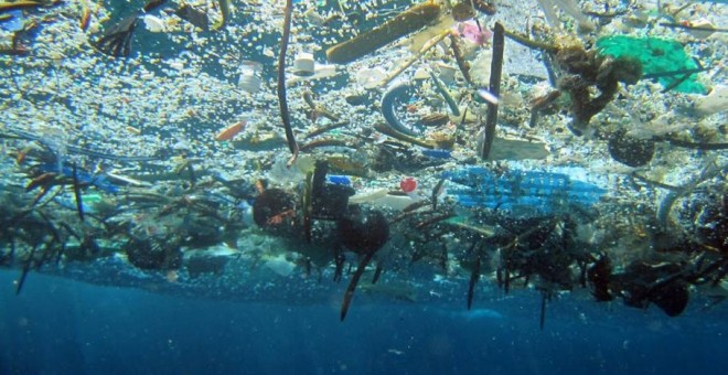 Sopa de plásticos flotando en el océano. /NOAA