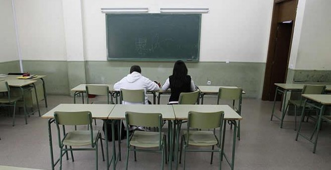 Dos estudiantes en una clase vacía en un institiuto de El Espinillo (Madrid)./ REUTERS