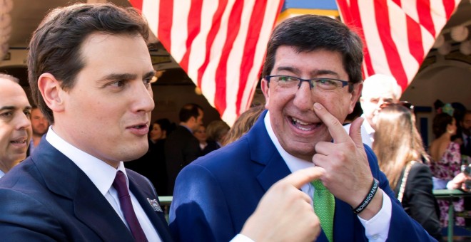 El presidente de Ciudadanos, Albert Rivera junto al líder de su partido en Andalucía, Juan Marín, durante su visita la Feria de Abril de Sevilla. EFE