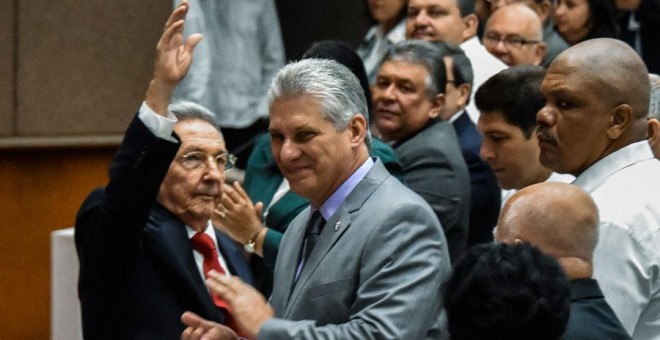 Miguel Díaz-Canel y Raúl Castro, este miércoles en la Asamblea Nacional del Poder Popular de Cuba. AFP