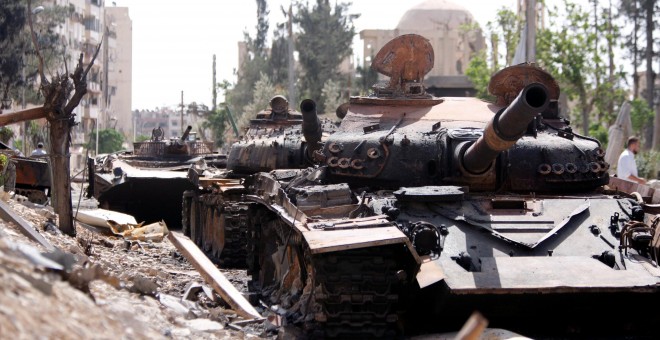 Un vehículo militar dañado en la ciudad de Duma, Damasco. - REUTERS