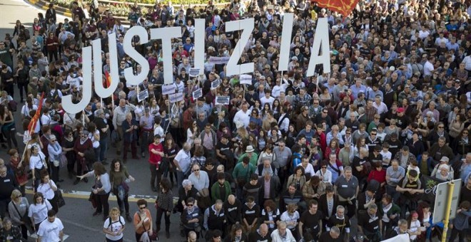 Miles de personas se han manifestado en Pamplona pidiendo 'justicia' para los ocho jóvenes de Alsasua. EFE