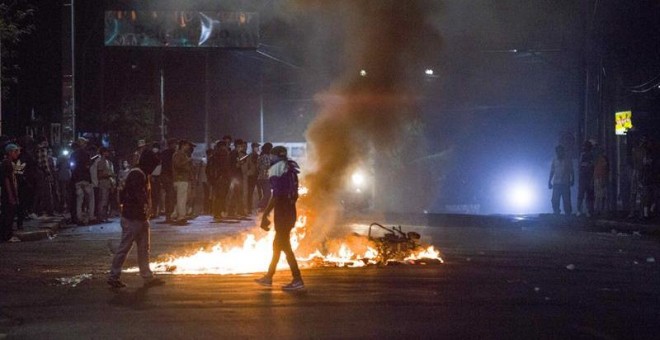 Manifestantes queman decenas de objetos en una calle de Managua. - EFE