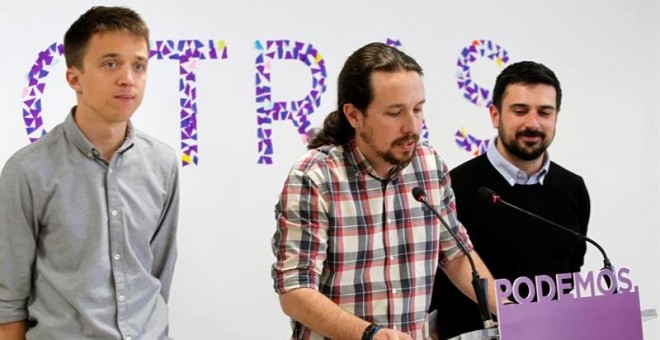 El líder de Podemos, Pablo Iglesias (c), en rueda de prensa ha anunciado hoy que ha logrado que el diputado Íñigo Errejón (i) y el secretario general de la formación en Madrid, Ramón Espinar (d), lleguen a un acuerdo para la candidatura que presentarán pa