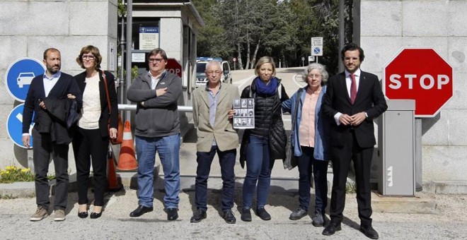 Miembros de las dos familias que han pedido las exhumaciones de sus allegados en el Valle de los Caídos y su abogado, Eduardo Ranz, a la entrada del recinto donde Patrimonio Nacional les ha impedido entrar. EFE