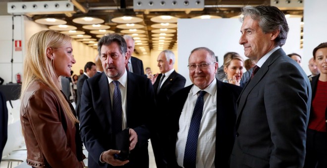 El ministro de Fomento, Íñigo de la Serna, conversa con la presidenta d FCC, Esther Alcocer Koplowitz, tras presentar el Plan Inmobiliario del Aeropuerto Adolfo Suárez Madrid-Barajas. EFE/ Chema Moya