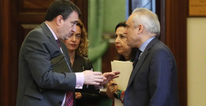 El portavoz del PNV, Aitor Esteban, conversa con el secretario general del grupo parlamentario en el Congreso, Rafael Simancas, junto a la portavoz socialista Margarita Robles. EFE/Fernando Alvarado