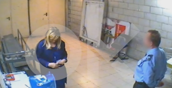 Cifuentes en el supermercado de Vallecas con un vigilante de seguridad/Okdiario