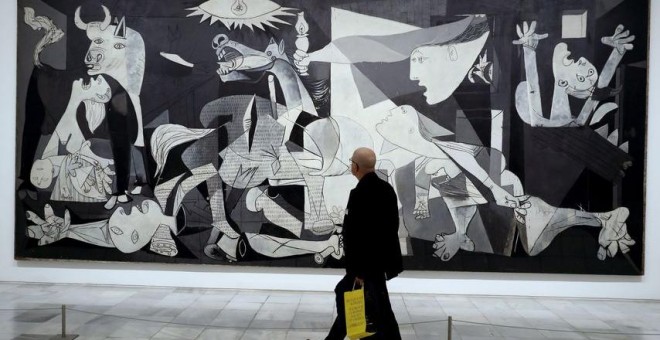 Un visitante pasa frente al Guernica, en el Museo Reina Sofía. / EFE