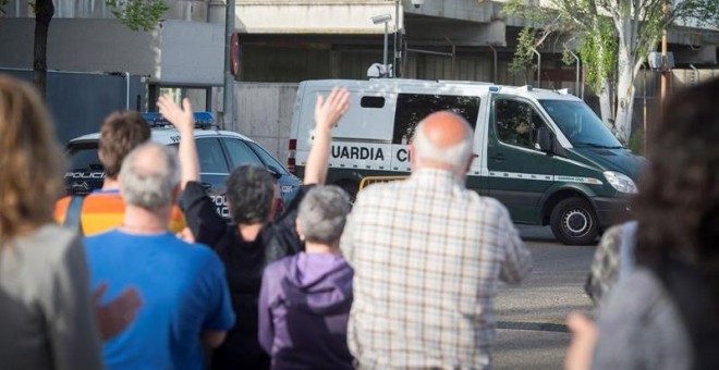 Varias personas protestan durante la octava jornada del juicio en la Audiencia Nacional por la agresión a dos guardias civiles en Altsasu. / EFE