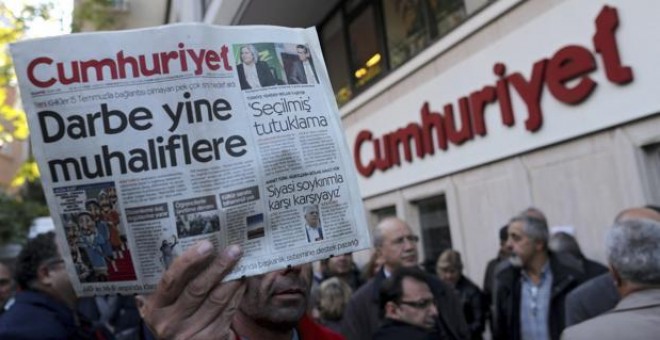 Un hombre muestra una copia del periódico 'Cumhuriyet' durante una protesta por el juicio a varios periodistas del medio opositor. EFE/Archivo