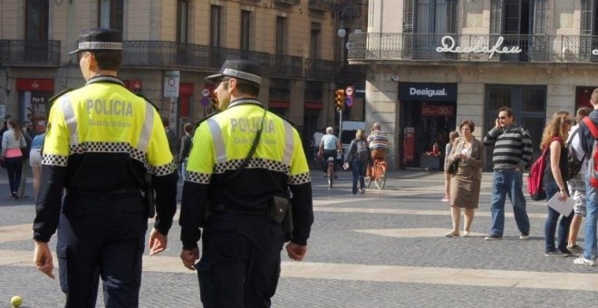 Agentes de la Guardia Urbana patrullando en la Plaza Sant Jaume/Europa Press