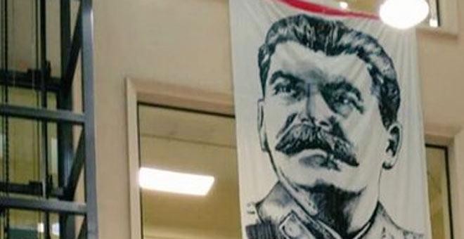 Pancarta de Stalin colgada el miércoles en la Facultad de Ciencias Políticas y Sociología de Granada. (Twitter)