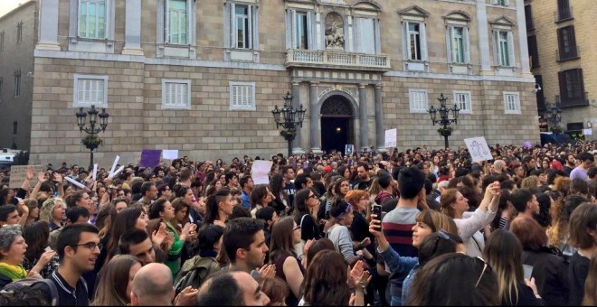 Concentració a la Plaça de Sant Jaume de Barcelona en rebui de la sentència que absol 'La Manada' de violació | @CDR_EsqEixample.