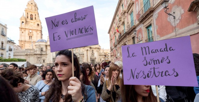 Centenares de personas se han concentrado esta tarde en la Plaza de Belluga de Murcia para mostrar su indignación por la sentencia de la Audiencia Provincial de Navarra que condena a los 5 miembros de la llamada Manada por un delito de abuso sexual, no de