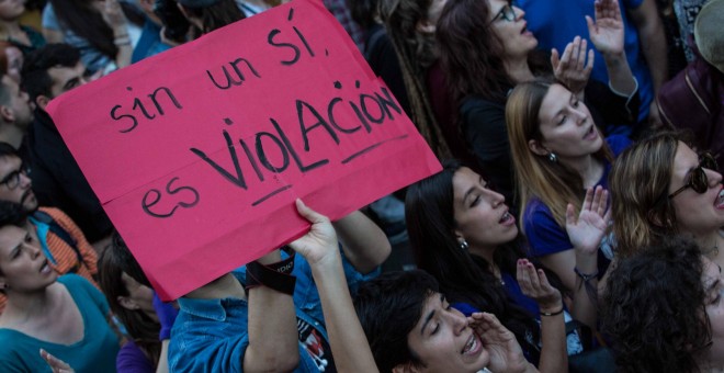 Una de la pancartas durante la manifestación en Madrid por la sentencia a los jóvenes de 'la manada', condenados por abusos sexuales a una chica en Pamplona.- JAIRO VARGAS