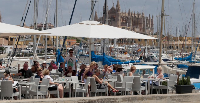 Varios turistas en una terraza en el puerto de Palma de Mallorca. REUTERS/Enrique Calvo