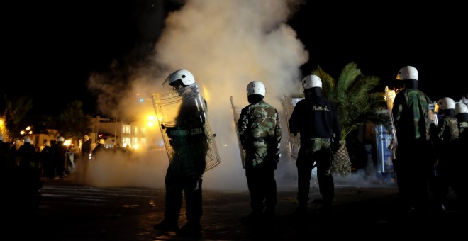 Policías antidisturbios griegos en la plaza de Mitelene, capital de la isla griega de Lesbos, donde grupos de ultraderecha atacaron e hirieron a decenas de refugiados el pasado domingo 22 de abril.- REUTERS.