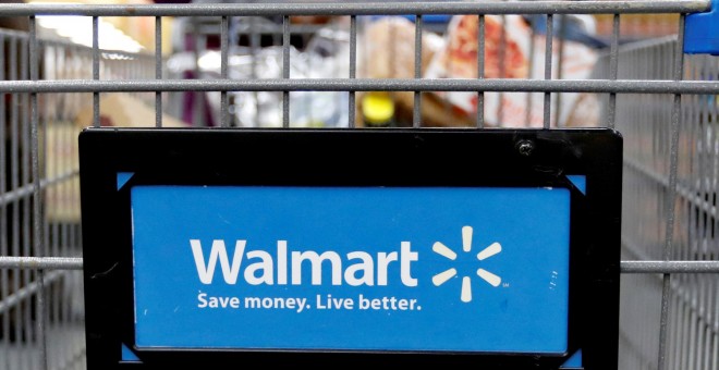 Cliente con un carro de la compra de Walmart. REUTERS