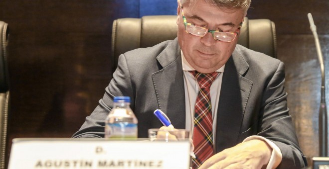 El abogado Agustín Martínez Becerra, defensor de cuatro de los cinco miembros de 'La Manada', al comienzo de la mesa redonda organizada por el Colegio de Abogados de Zaragoza sobre los juicios paralelos. EFE/ Javier Cebollada