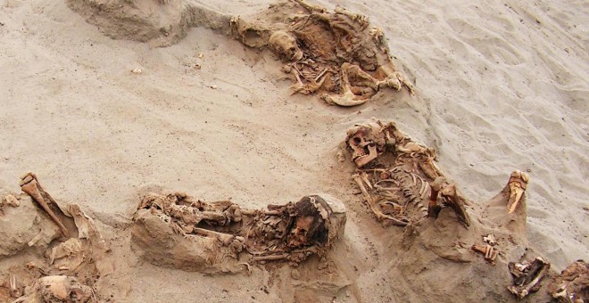 Detalle de la fosa con los restos más de un centenar de niños en lo que parece un sacrificio masivo precolombino en Perú. NATGEO