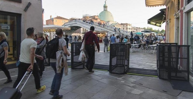 Imagen de las barreras-tornos para entrar a Venecia. EFE