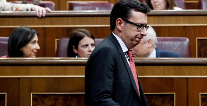 El ministro de Economía, Román Escolano, durante la primera sesión del primer día de debate de totalidad a los Presupuestos Generales del Estado de 2018, en el Congreso. EFE/Mariscal