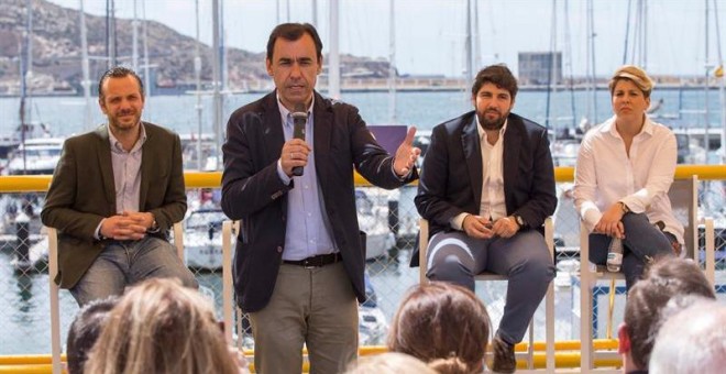 El coordinador general del Partido Popular, Fernando Martínez-Maíllo (2i) acompañado por el presidente del Partido Popular en Murcia Fernando López Miras (2d); la candidata a la alcaldía de Cartagena por el PP Noelia Arroyo (d) y el presidente del partido