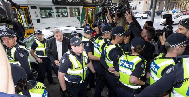 El cardenal George Pell, a su llegada a la Corte de Melbourne, protegido por un fuerte dispositivo policial. REUTERS