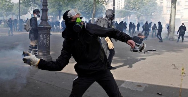 Manifestantes se enfrentan a la policía durante una marcha por el Día Internacional de los Trabajadores, en París (Francia), hoy, 1 de mayo de 2018. EFE/ Yoan Valat