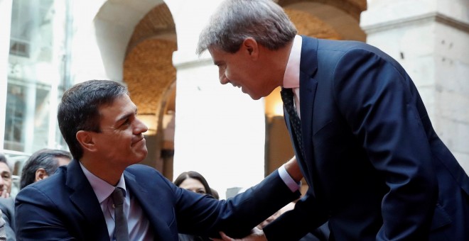 El secretario general del PSOE, Pedro Sánchez, y el presidente en funciones de la Comunidad de Madrid, Angel Garrido, durante el acto conmemorativo de la Fiesta del 2 de Mayo, celebrado en la Real Casa de Correos de Madrid. EFE/Chema Moya